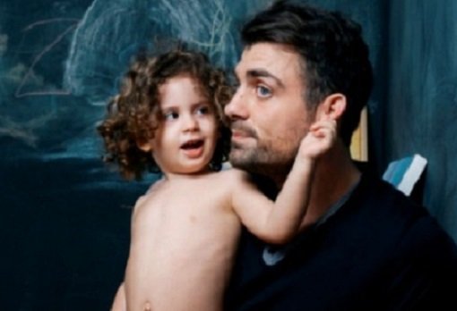 Στέλιος Χανταμπάκης: Η πρώτη φωτογραφία με την νεογέννητη κορούλα του!